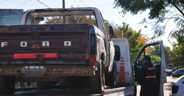 Rosario: clausuraron un taller de chapería y remitieron 7 vehículos abandonados en la vía pública