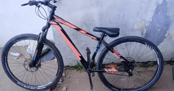 Robó una bicicleta a punta de arma blanca en San Lorenzo y los vecinos lo entregaron a la policía 