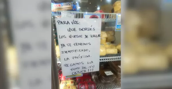 “Para vos que mordés los quesos de rallar”: el insólito cartel que colocó un comercio de Baigorria