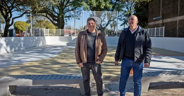 San Lorenzo: construyen una cancha de básquet 3×3 en la plaza de barrio 1° de Julio