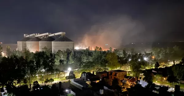 Malestar de los vecinos por el polvillo del puerto de ACA que invade la zona de barrio del Combate de San Lorenzo