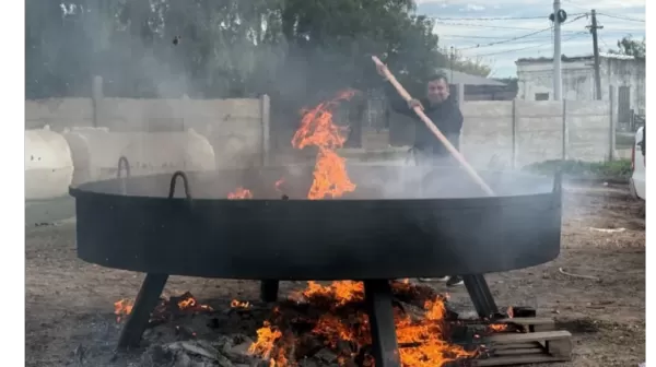 Roldán va por el record: cocinarán 2000 litros de locro en un disco gigante