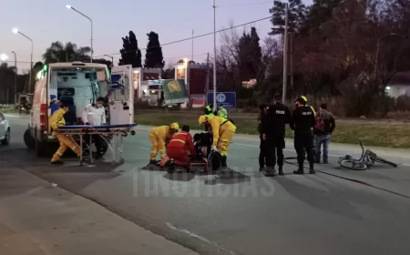 Una persona hospitalizada tras chocar una moto y una bicicleta frente Fábrica Militar