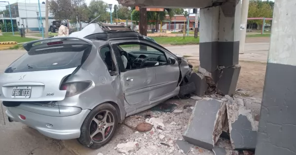 Espectacular accidente en Beltrán: lo chocaron y se incrustó con el auto en una parada de colectivos