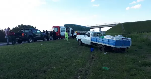 Tras un choque en la autopista, una camioneta perdió su carga de bebidas y la gente aprovechó
