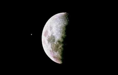 Júpiter se verá esta noche junto a la Luna en todo el país