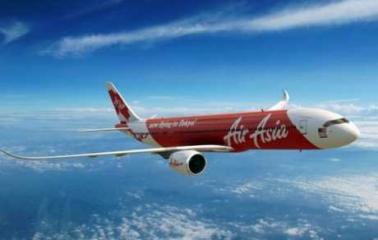 Encontraron restos del avión de AirAsia que desapareció el domingo