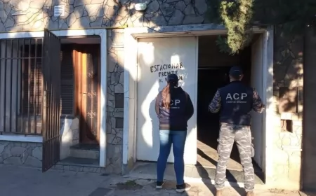 Dos policías y un civil fueron detenidos en Rosario por presunto robo de armas en Casilda