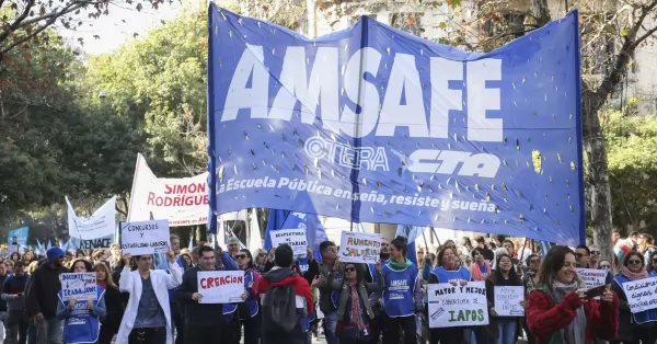 El gobierno de Pullaro descontará el día de paro a los docentes 