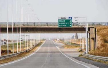 Chocaron dos camiones en la Au Rosario – Córdoba y hay heridos graves