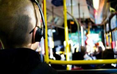 Avanza la Ley para prohibir los reproductores de música sin auriculares en el colectivo