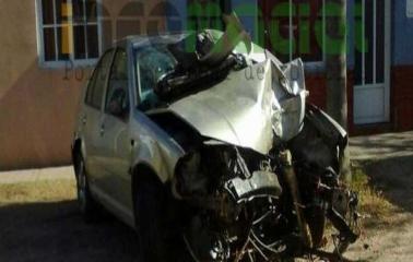 Se cruzó de carril en la autopista y chocó contra una arboleda