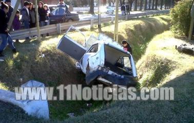 Por un desperfecto, chocó y cayó a la cuneta con su auto