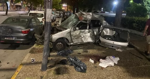 Tragedia en Rosario: un automovilista a gran velocidad se subió a la vereda y mató a dos personas en la costanera  