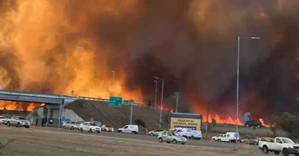 Cuatro bomberos heridos luego de un gran incendio sobre la autopista Córdoba – Villa Carlos Paz