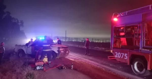 Dos hombres resultaron lesionados tras el vuelco de una camioneta en Ruta A012