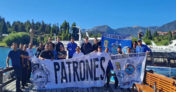 Bariloche: más de 1000 turistas demorados por asamblea de trabajadores en los catamaranes