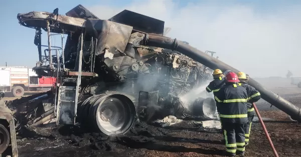 Se incendió una cosechadora en la zona rural de Aldao