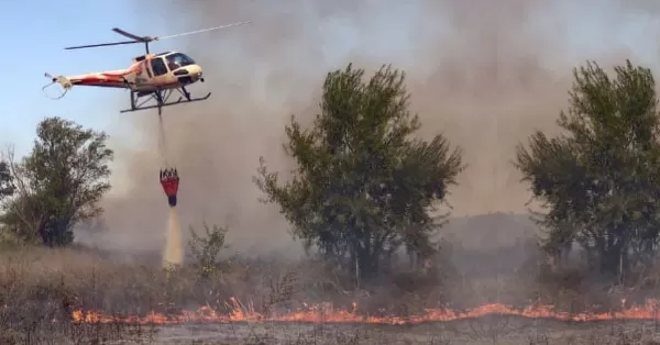 La cooperativa portuaria sumó su helicóptero al combate de incendios en la Isla de los Mastiles