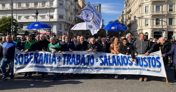 El “Frente de Lucha por la Soberanía, el Trabajo Digno y los Salarios Justos” marchó al Ministerio de Desregulación con fuertes críticas al Gobierno Nacional: “Atentan contra los derechos adquiridos por el pueblo argentino”