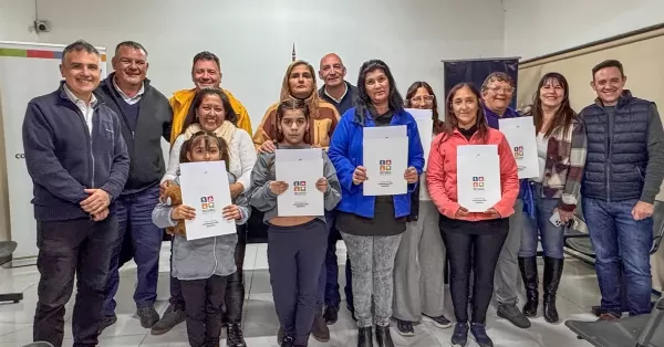 San Lorenzo: vecinos de los barrios Bouchard y José Hernández recibieron escrituras de sus viviendas