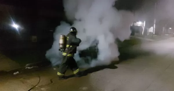 Importantes daños por el incendio de un automóvil durante la noche en San Lorenzo 