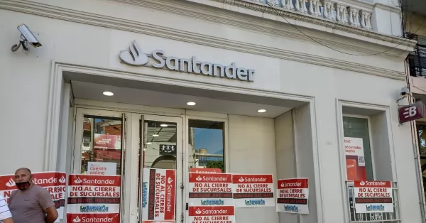 La Bancaria realizó un paro en el Banco Santander ante el posible cierre de 100 sucursales en todo el país