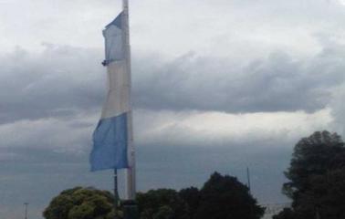 El viento rompió en dos pedazos la bandera del mástil mayor del Monumento