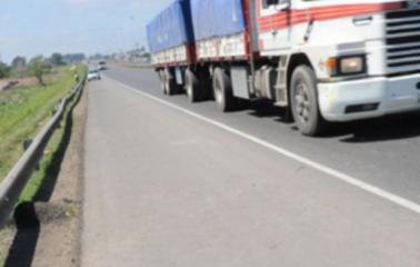 Transito demorado en La Ribera por un camión que se quedó sin combustible