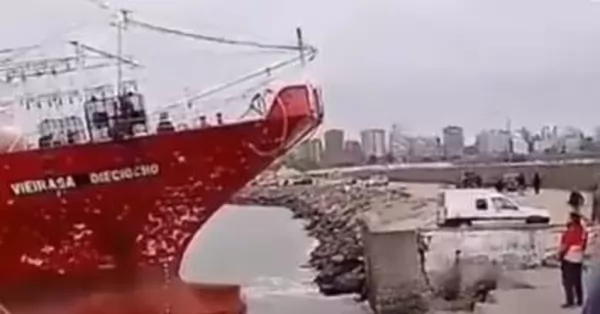 Un barco chocó contra la Escollera Norte de Mar del Plata al trabarse su timón