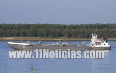El buque Paraskevi continúa varado interrumpiendo el canal principal del Paraná