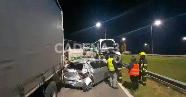 Choque múltiple en la autopista Rosario-Córdoba entre un colectivo, un camión y varios autos