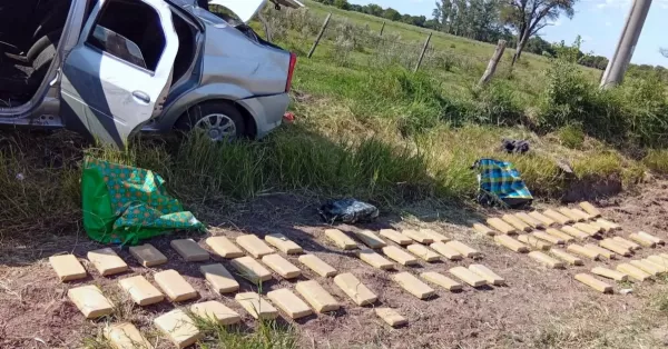 Chaco: Dos detenidos tras volcar con un auto cargado con 65 kilos de marihuana