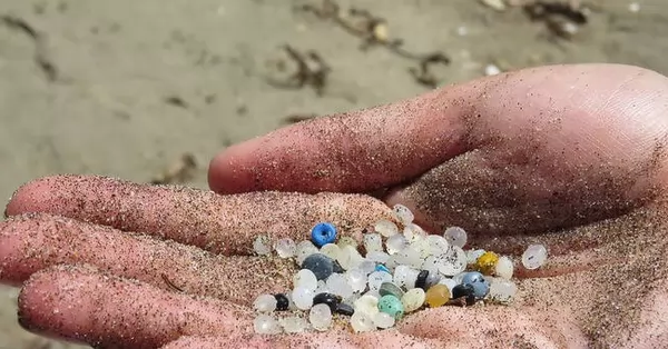 Señalaron como catástrofe ambiental a la invasión de bolitas de plástico en la costa europea
