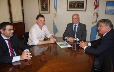El gobernador entregó un aporte no reintegrable a la Municipalidad de San Lorenzo