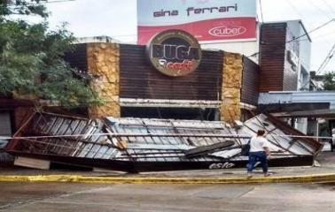 El temporal del viernes voló el alero de un bar de San Lorenzo
