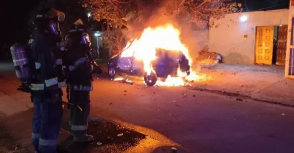 Se registraron dos autos incendiados en distintos puntos de Rosario