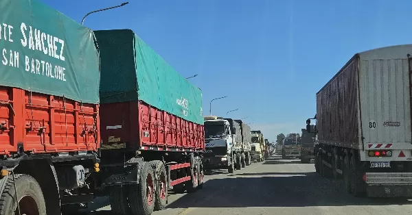 Congestión vehicular en el acceso norte a San Lorenzo por obras sobre RP10 y vías del ferrocarril