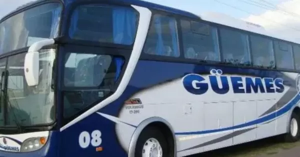 Se incendió un colectivo de la empresa General Güemes sobre la ruta 34