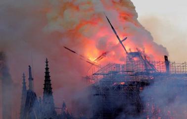 París: se incendia la histórica catedral de Notre Dame y se cayó su famosa aguja
