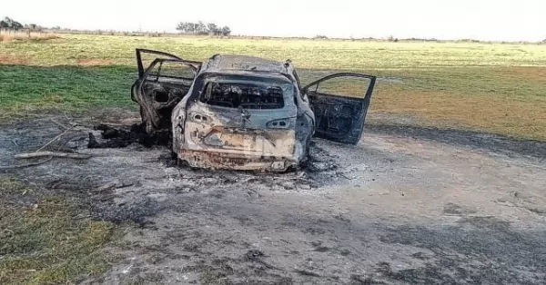 Hallaron dos cuerpos calcinados dentro de un auto cerca de Gálvez 