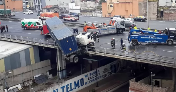 Suspendieron la licencia profesional del camionero que chocó alcoholizado y quedó colgando de un puente