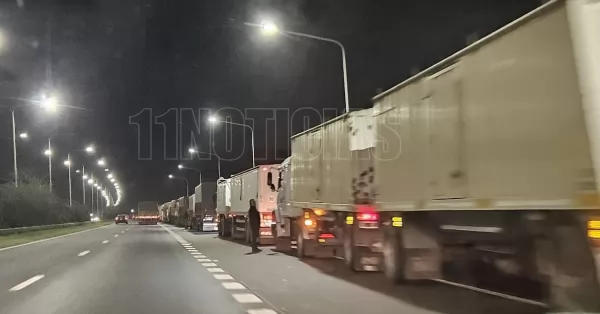 Piden más camiones a la descarga y colapsa la autopista Rosario Santa Fe