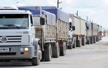 Las rutas y los accesos de la región colapsaron por la gran cantidad de camiones