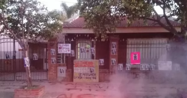 Escracharon la casa de la familia de uno de los detenidos por el crimen de Sofía Delgado