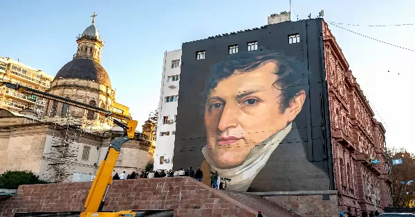 Quedó inaugurado el nuevo mural de Manuel Belgrano en el Monumento 
