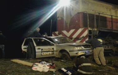 AHORA: El tren arrolla un auto escuela hay 2 personas atrapadas