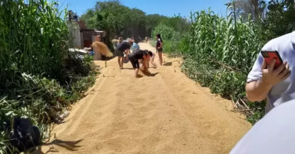 Saquearon 1000 toneladas de soja de un tren varado en Villa Gobernador Gálvez