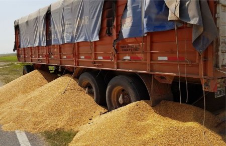 Ataque a camioneros: robo de cereal, amenazas de muerte y detenidos