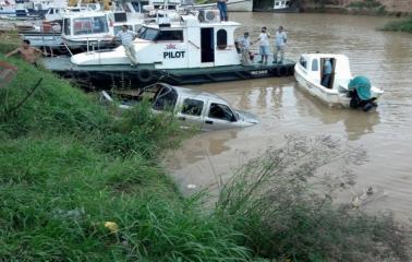 Una camioneta cayó en el Arroyo San Lorenzo